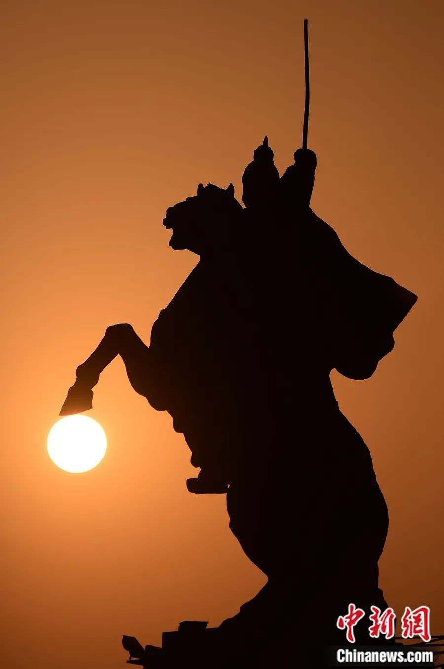 河北省邯郸市的胡服骑射雕像.中新社发 郝群英 摄