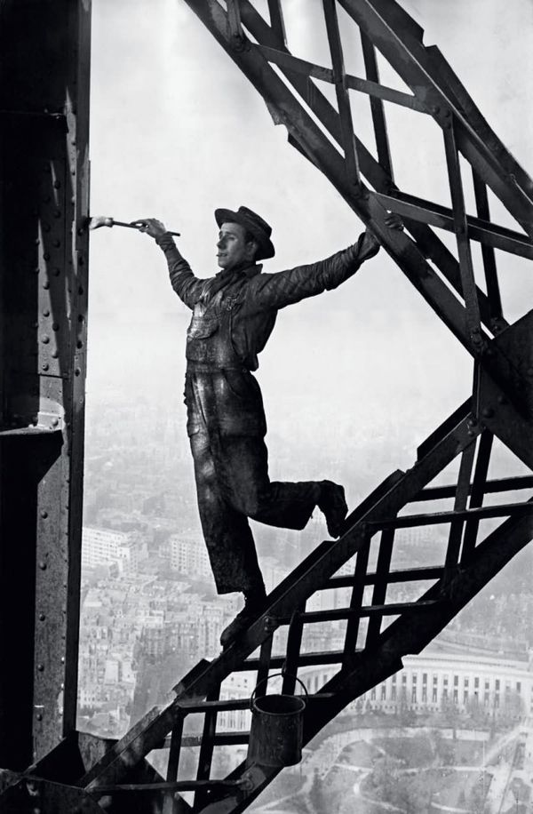 马克·吕布拍摄的“埃菲尔铁塔上的油漆工” 图片来自网络