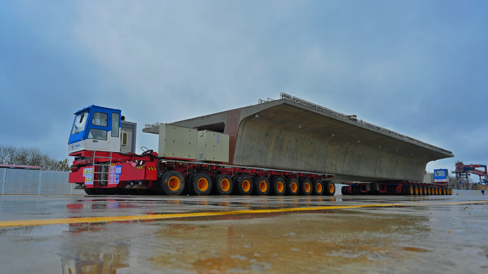 中国中铁创新设备千吨级桥梁运架装备陆吾号成功首架