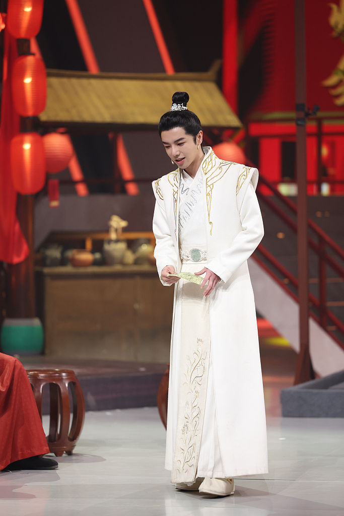 华晨宇古装造型亮相《王牌对王牌7》 化身翩翩公子唱传统雅韵