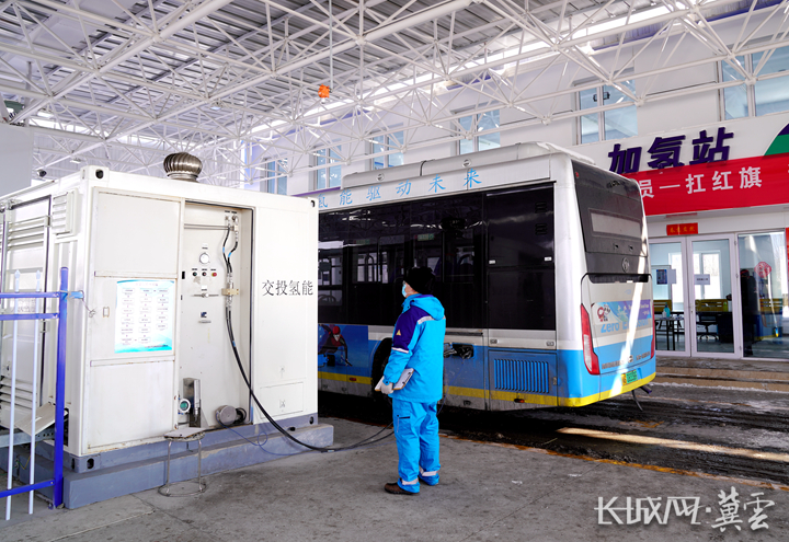 加氢站工作人员为氢燃料电池公交车加氢。长城网·冀云客户端记者 张晨光 摄