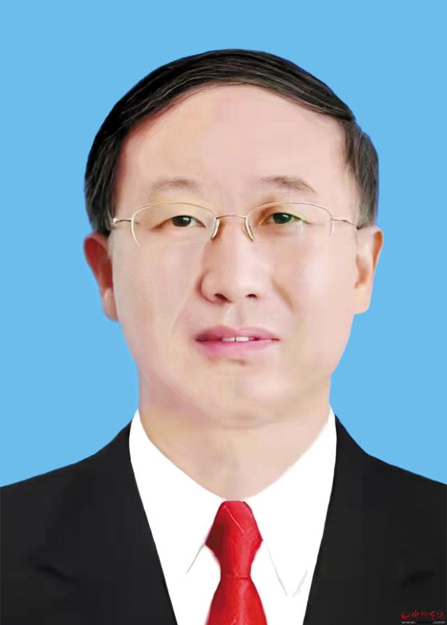 中共党员,现任忻州市人大常委会党组成员,副主任,宁武县委书记