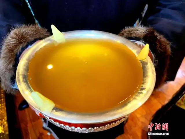 图为斟满青稞酒的"央子"(大碗酒) .中新社记者 冉文娟 摄