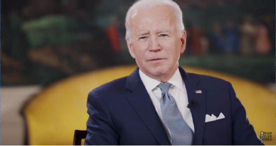 拜登接受播客主持人布莱恩·泰勒·科恩采访视频截图