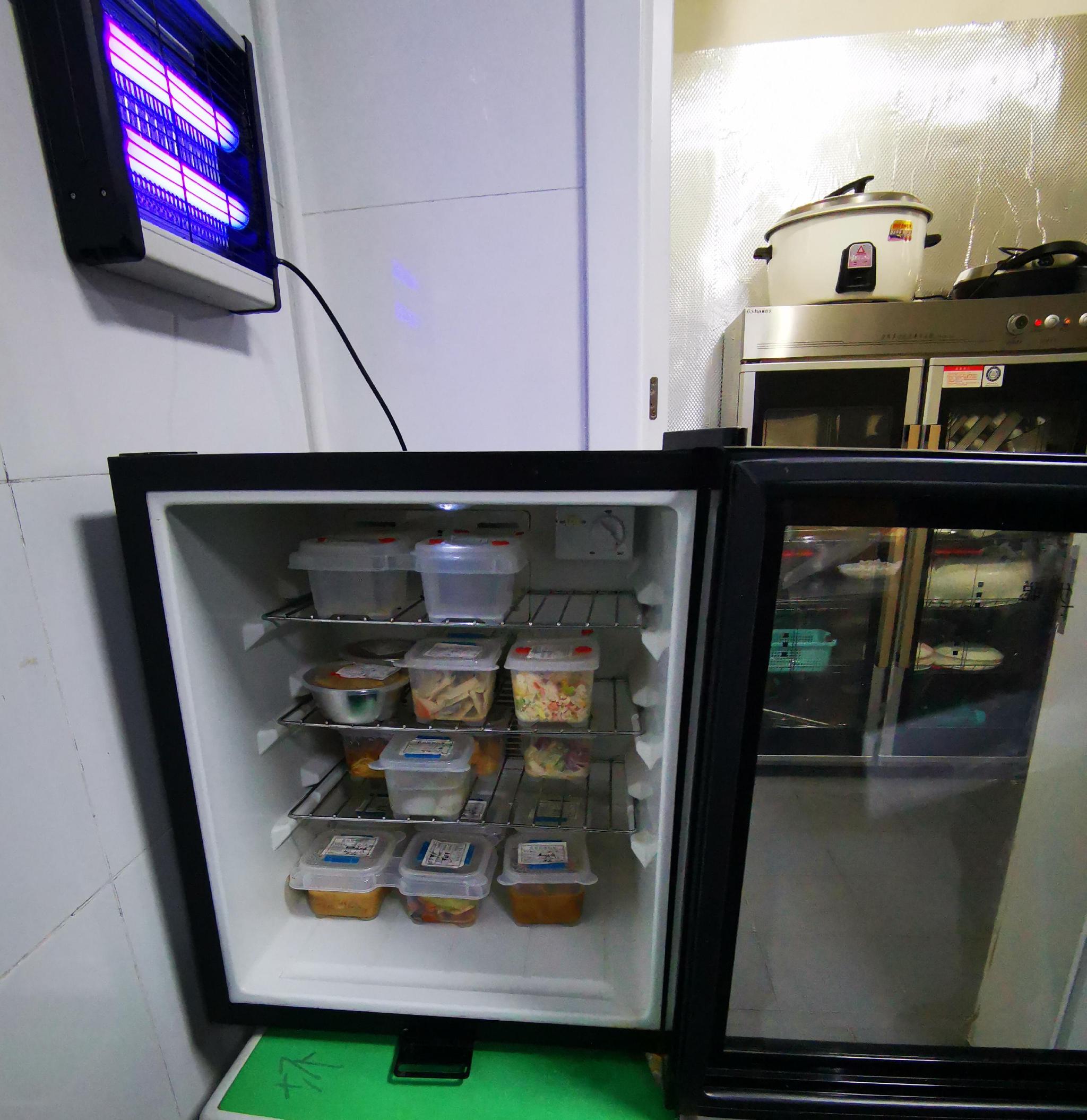 2月25日,贝尔安亲南湖小学分校厨房的食品留样柜. 徐文智/摄