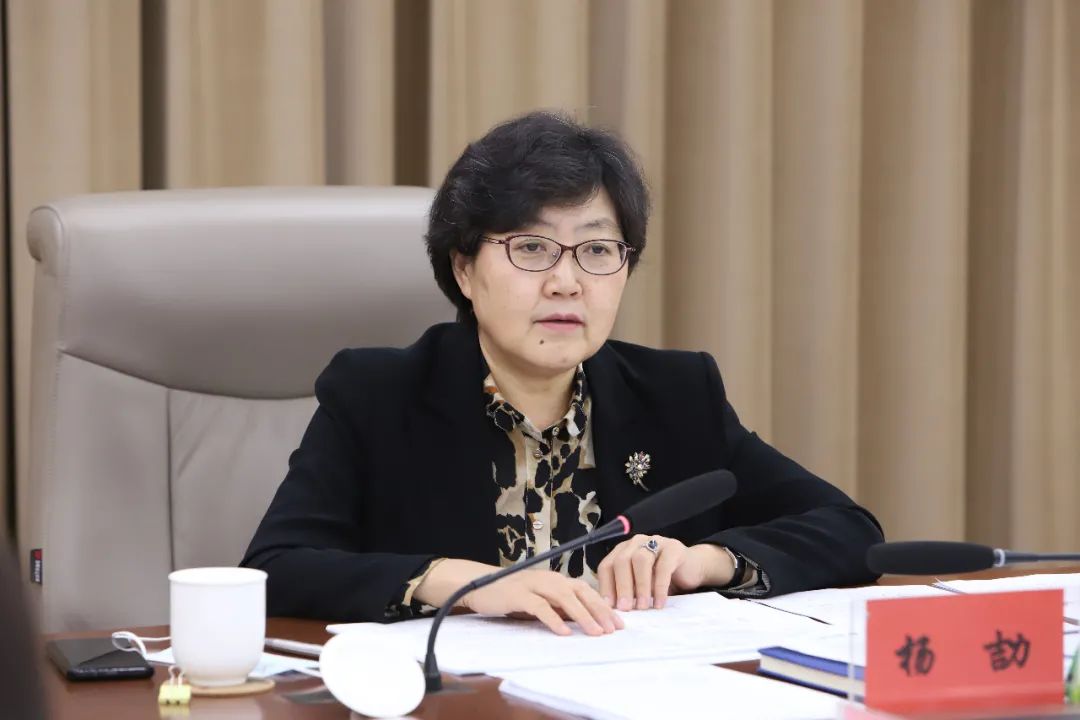 杨劼强调,生态环境厅各处室要认真对照《内蒙古自治区环境保护厅关于