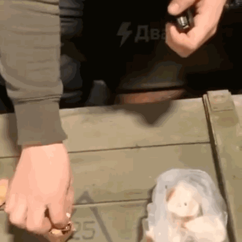 乌克兰国民卫队发布的“给子弹涂抹猪油”视频截图