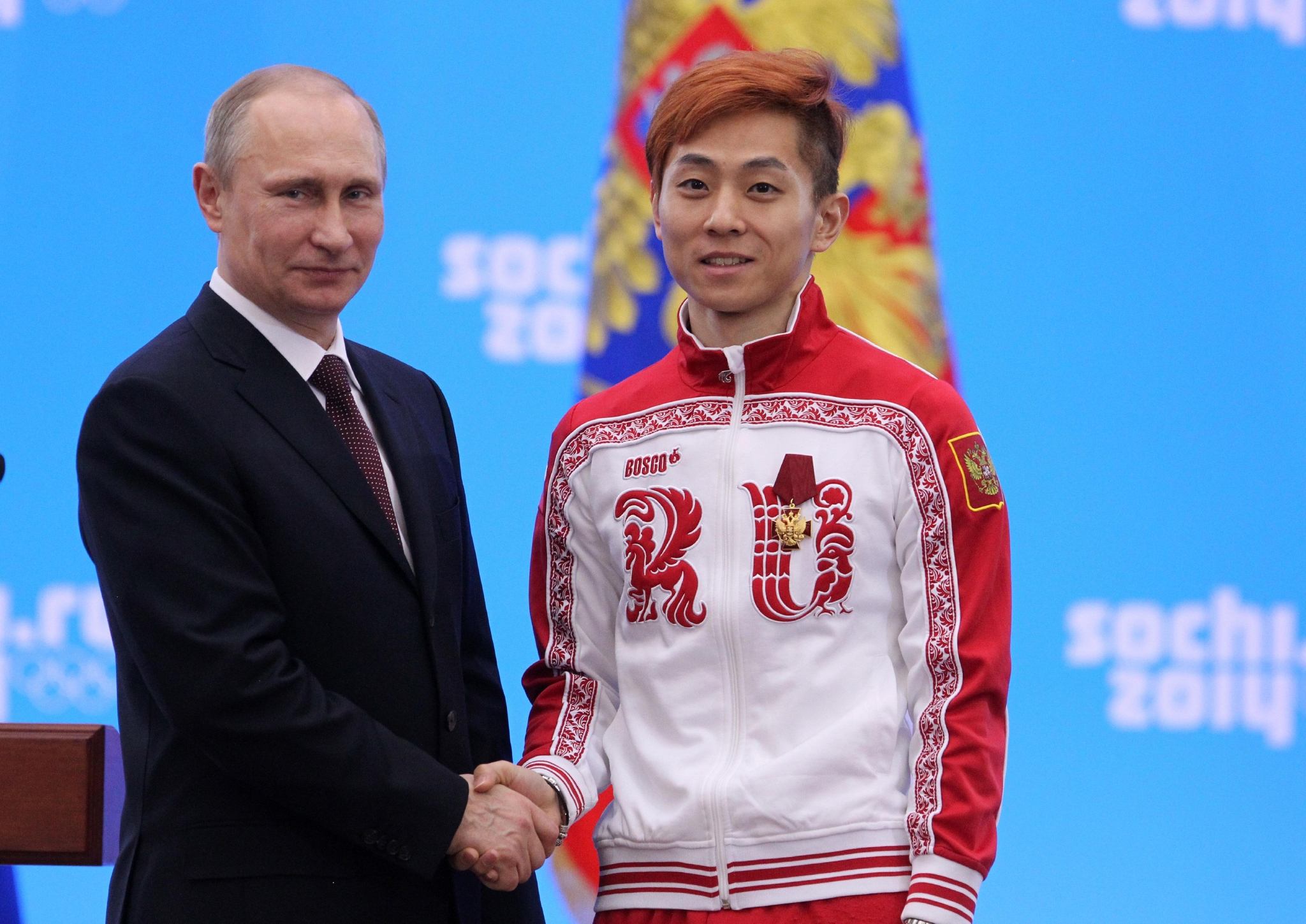 2014年2月24日，俄罗斯索契，普京出席俄罗斯功勋运动员颁奖仪式，亲自向安贤洙授予荣誉。（图源：视觉中国）
