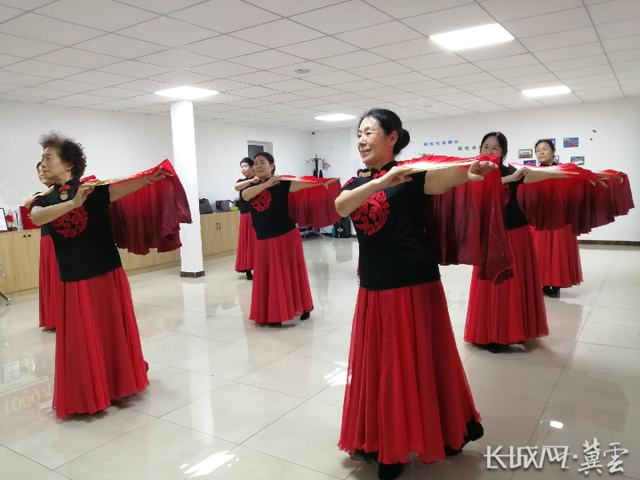 阿姨们在社区居家养老服务站的舞蹈室里排练舞蹈.白月 供图