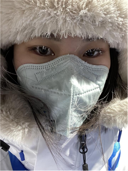 杨润宇在室外工作时睫毛头发都已结冰