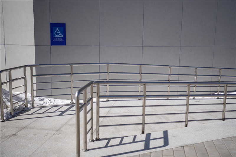 这是2月25日在国家冬季两项中心场馆拍摄的无障碍坡道.