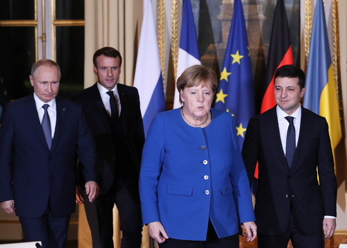 2019年12月9日，在法国巴黎，（从左到右）俄罗斯总统普京、法国总统马克龙、德国总理默克尔和乌克兰总统泽连斯基出席“诺曼底模式”四国峰会。新华社记者高静摄