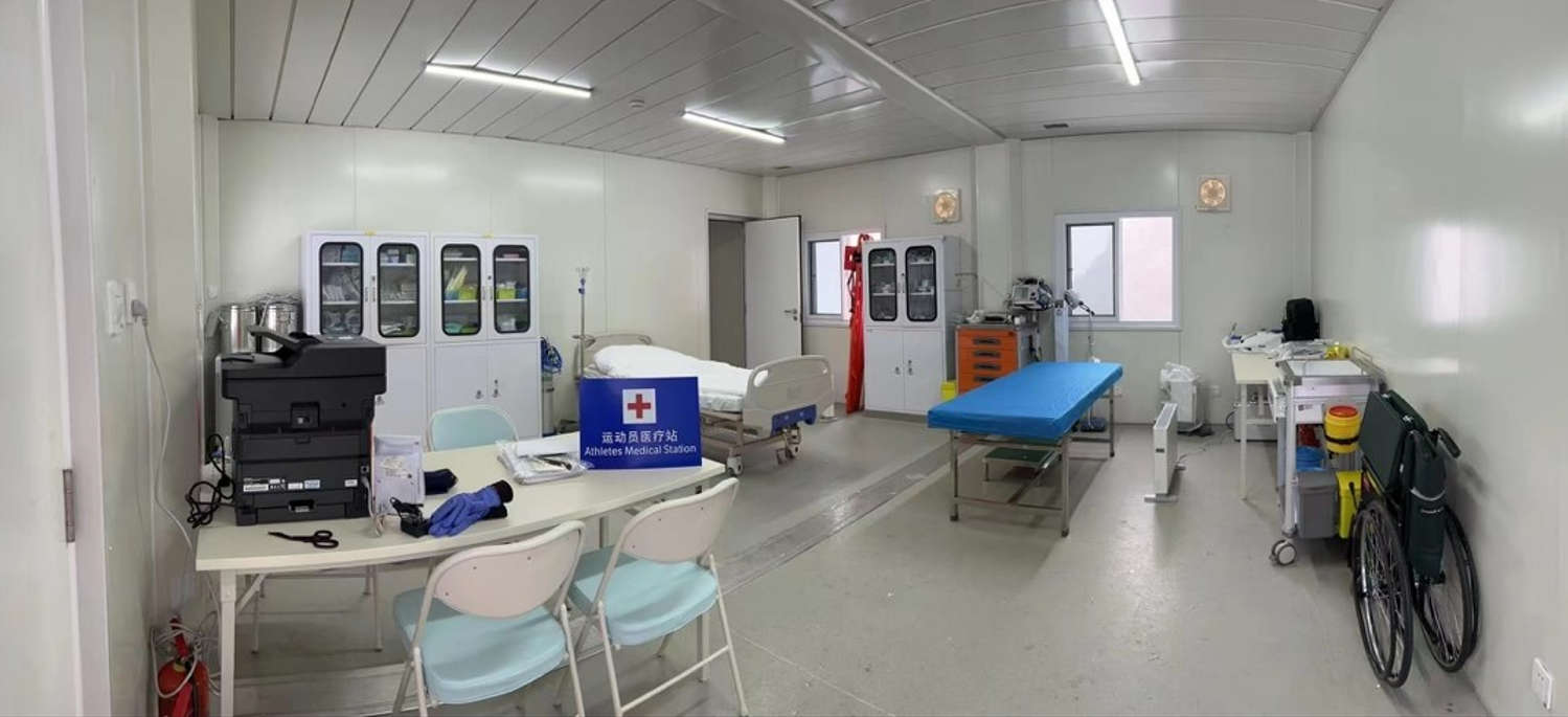 冬奥会高山滑雪医疗站医生为保护伤员6名医疗队员一起在冰状雪道上