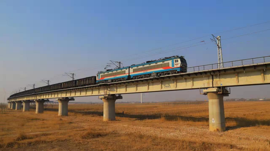 图为运煤列车驶过国家能源集团黄大铁路漳卫新河特大桥 宗敏/摄