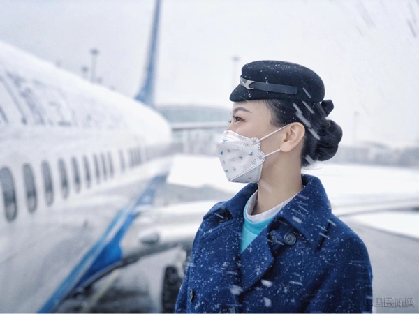1月28日,厦门高崎机场内,厦航地服工作人员帮助旅客拎行李,并细心答复