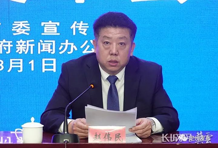 定州市科学技术局局长赵伟民介绍工作情况.