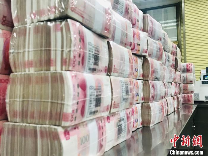 在甘肃一银行的清点中心内,人民币被有序摆放.(资料图) 艾庆龙 摄