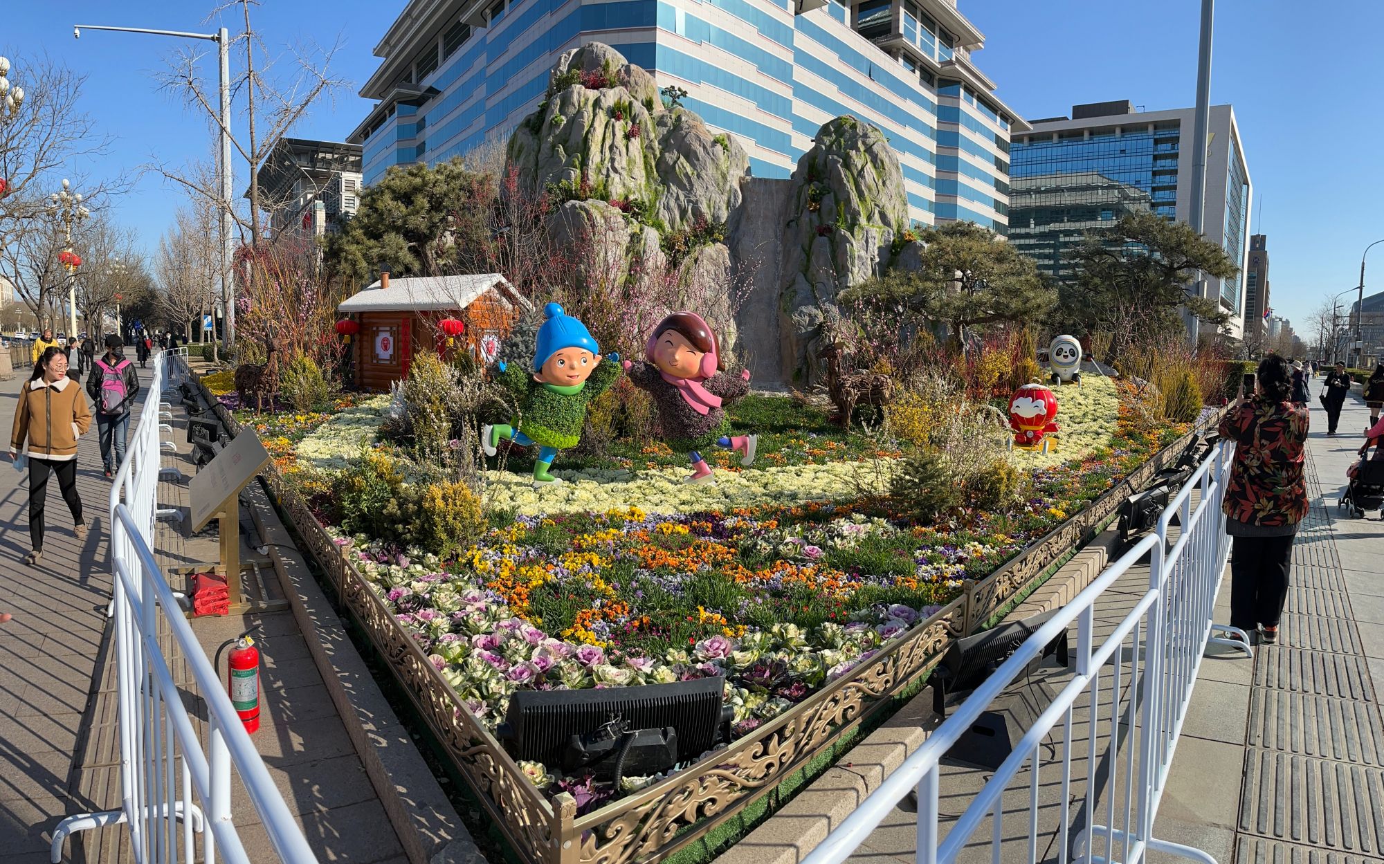 长安街沿线花坛换装鲜花上岗前经过耐寒磨炼