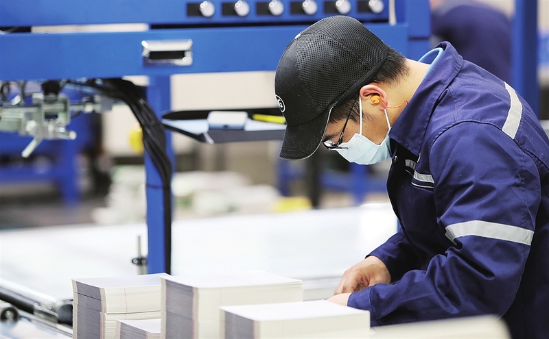 日前,在园区康美包(苏州)有限公司内,工作人员在车间有序开展生产.