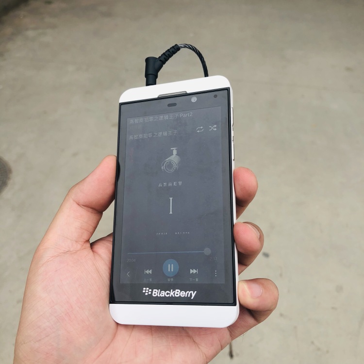 黑莓第一款全触摸设备 Z10 图片来源LU