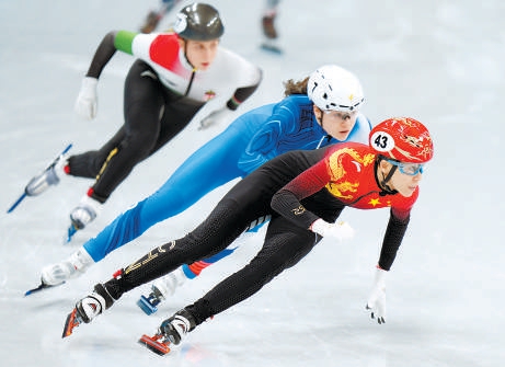 　　短道速滑女子500米预赛中，中国选手范可新（43号）、张雨婷、曲春雨悉数过关。本报记者 刘平摄