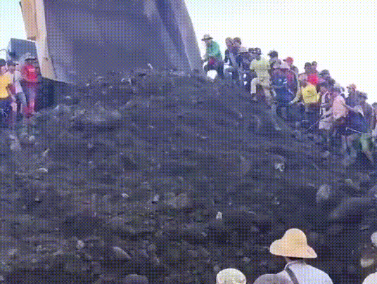 缅甸帕甘地区的采玉人