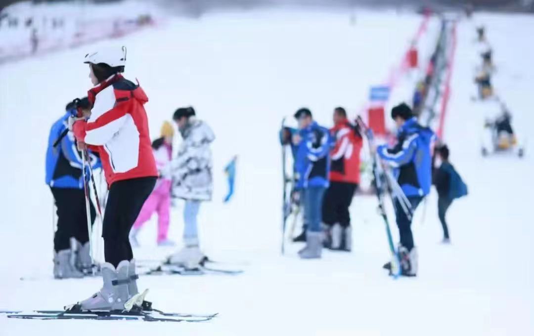 （游客在山东滑雪图片来源：山东省文化和旅游厅）