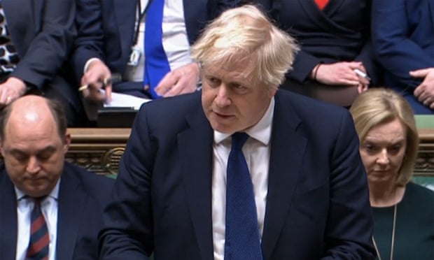 英国首相鲍里斯·约翰逊24日在下议院就乌克兰问题发表讲话，视频截图