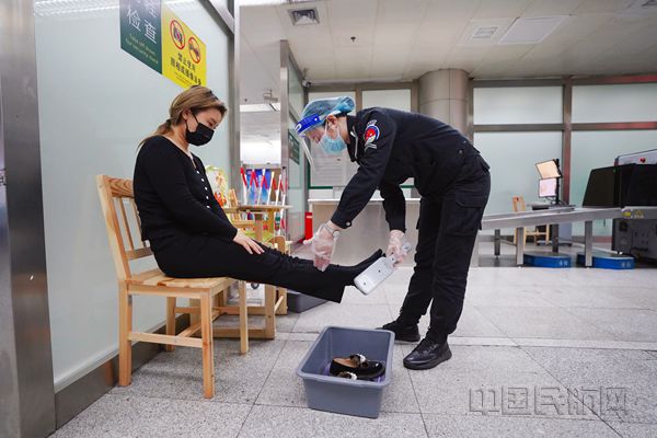 旅客安检时接受脱鞋检查