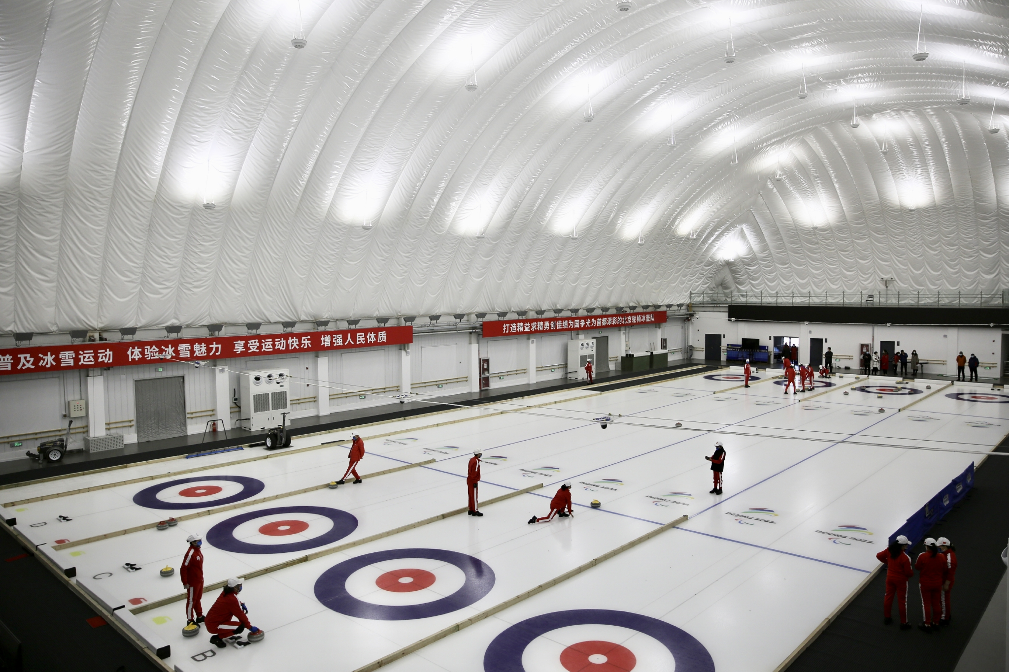 大兴新建成冰壶冰球馆向残疾人开放,助力更多残疾人"上冰上雪"|冰壶_
