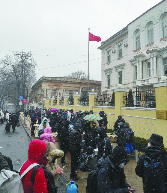 当地时间3月1日,在中国驻乌克兰敖德萨总领馆门前,中国公 民等候撤离.