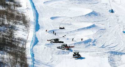 近日，在河北张家口赛区云顶滑雪公园，有关方面进行比赛雪道塑型作业，迎接冬残奥会的到来。　　人民图片