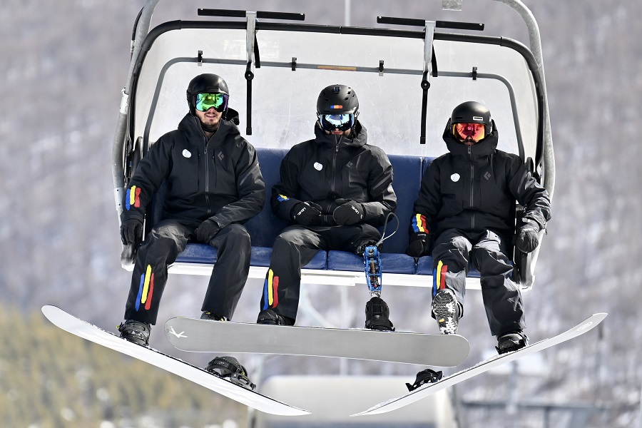 3月2日，罗马尼亚队运动员坐缆车上山。中国日报记者 魏晓昊 摄