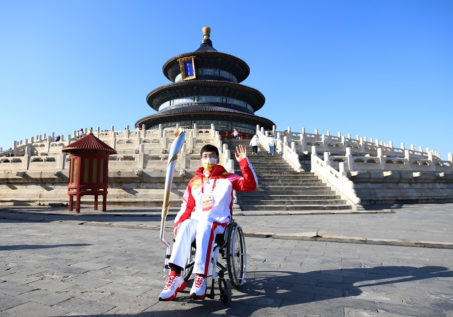 3月2日，火炬手陈建新在火炬传递后。中国日报记者 邹红 摄