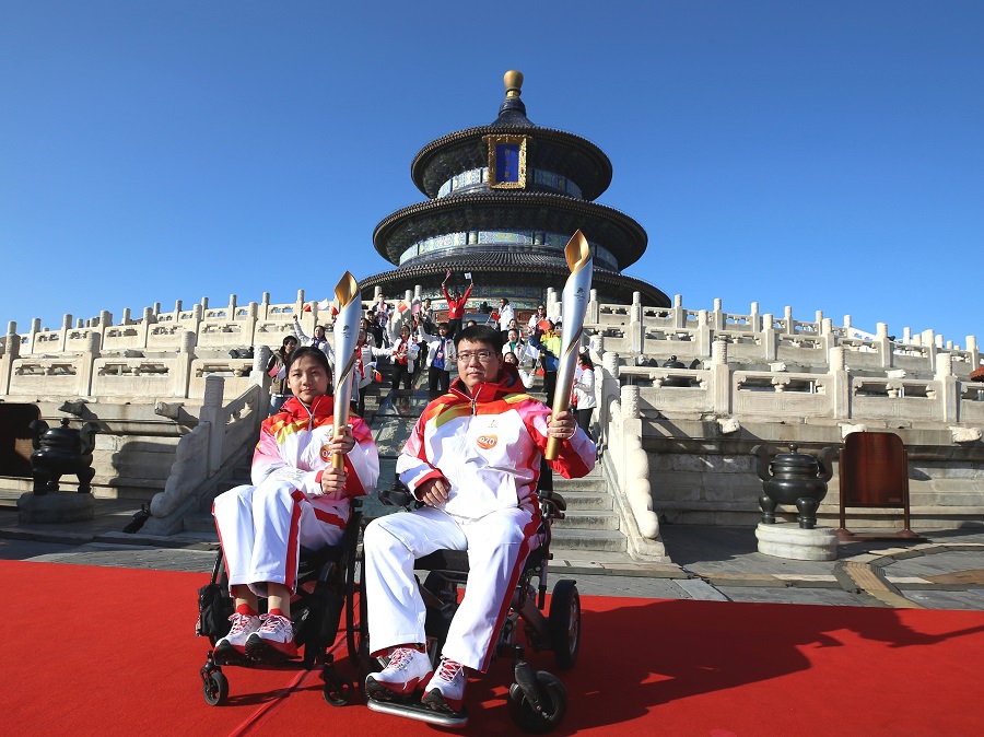 3月2日，火炬手何梓豪（右）与刘禹彤合影。中国日报记者 邹红 摄