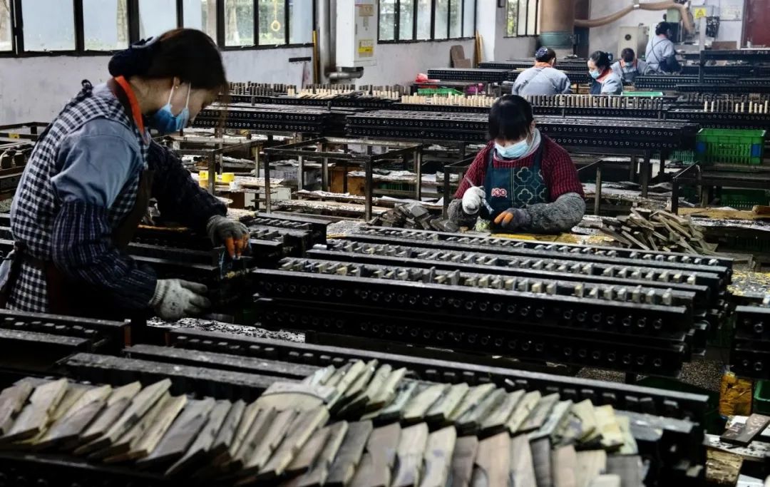 谭木匠重庆万州工厂，工人们用心打造“有温度的梳子”。 冉孟军 摄