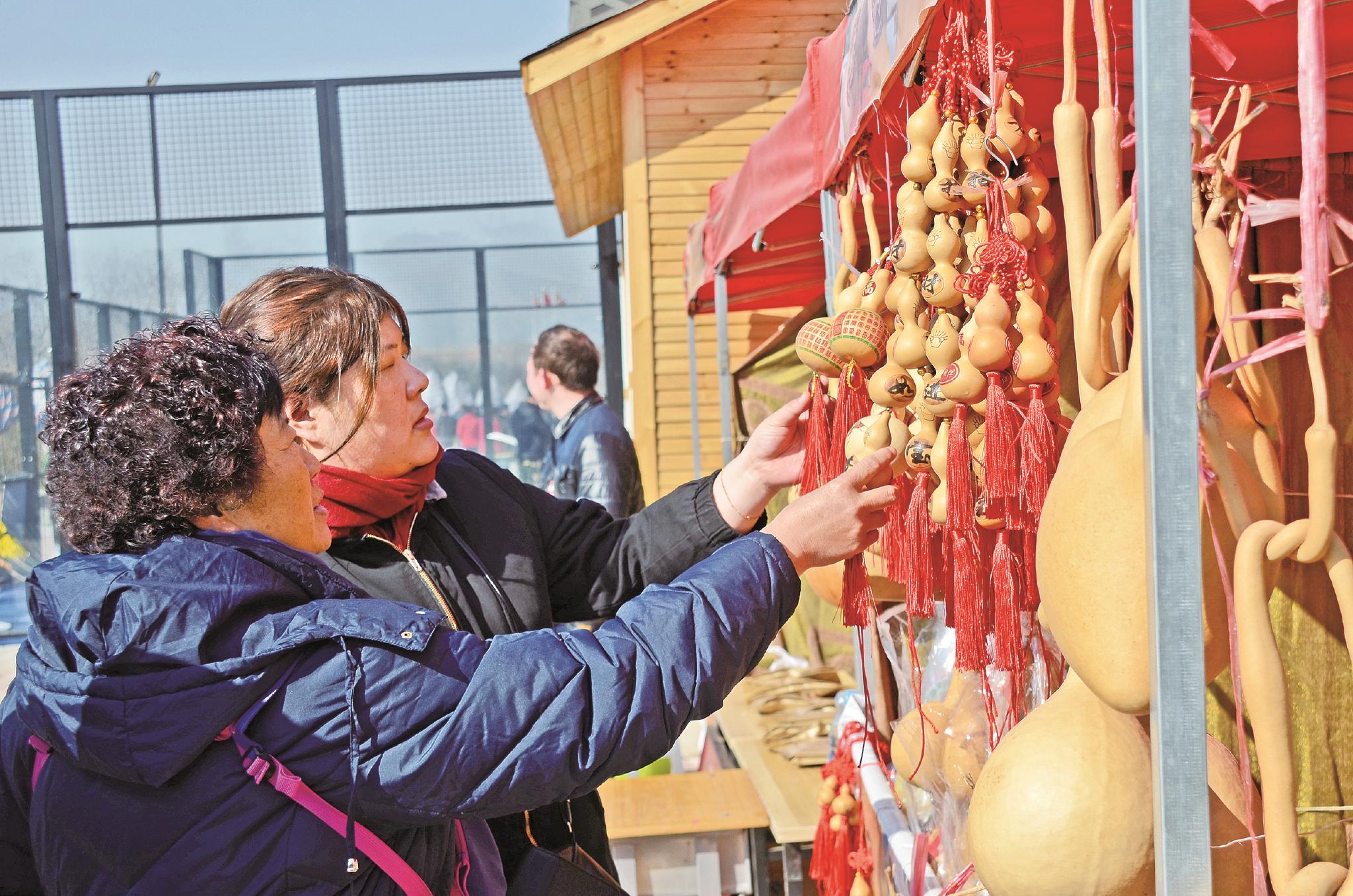 近年来,北京房山韩村河镇通过举办乡村非遗集市等活动吸引游客,促进