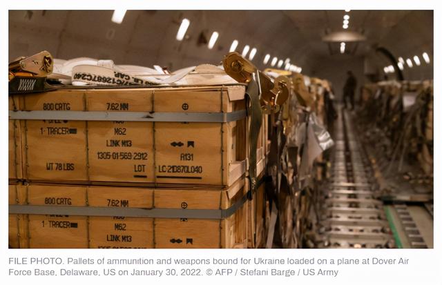 一架美军飞机装载着运往乌克兰的弹药和武器（报道截图）