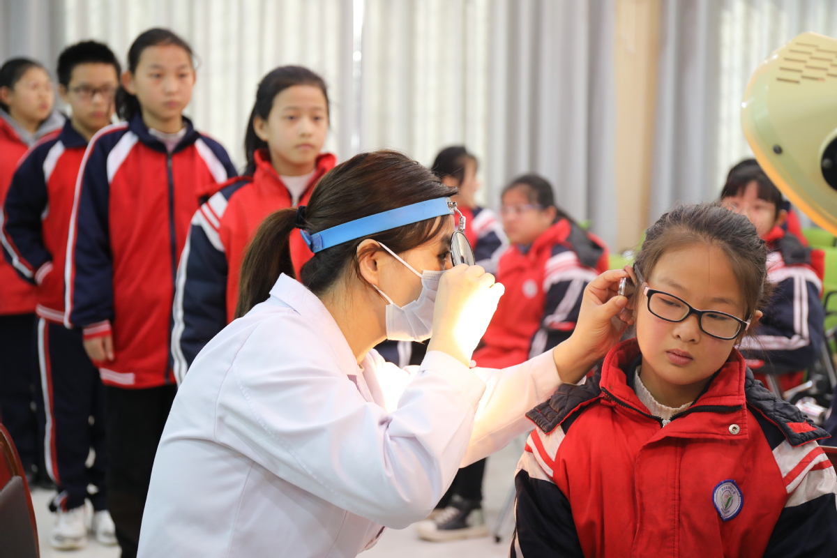 3月3日,河北省邯郸市大名县银河小学,医务人员为学生进行耳道检测.
