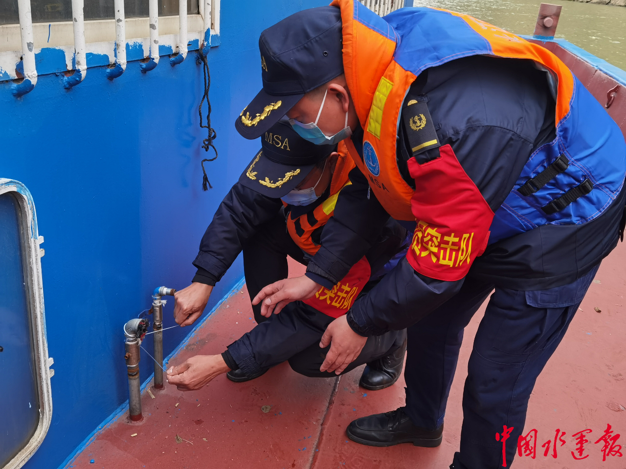 黄石港区海事处开展船舶电子防伪铅封行动