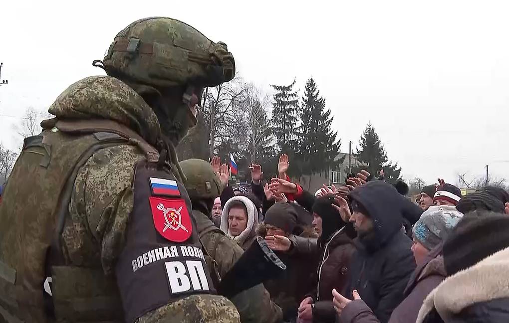 俄军向乌克兰居民提供30吨援助物资 含肉罐头和糖果
