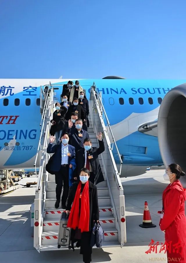 在湘全国人大代表抵达北京 张庆伟毛伟明等同机抵达
