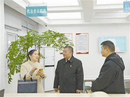 图为李绍玉（左一）在参观重庆四中院“代表委员联络站”。 雷 琴 摄