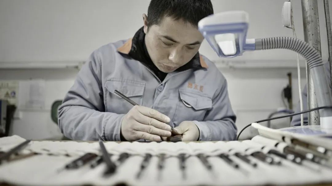 谭木匠重庆万州工厂，雕刻师俞达洪一刀一刀为木梳雕刻图案。 冉孟军 摄
