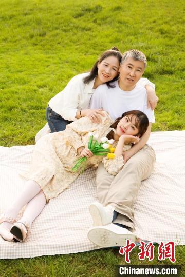 图为孙晨璐与父母合影. 受访者供图