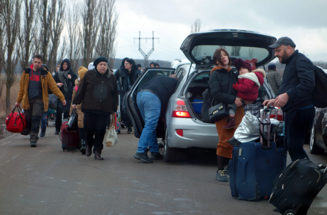 3月2日，一些乌克兰民众抵达摩尔多瓦边境的帕兰卡口岸。新华社记者 王勍 摄