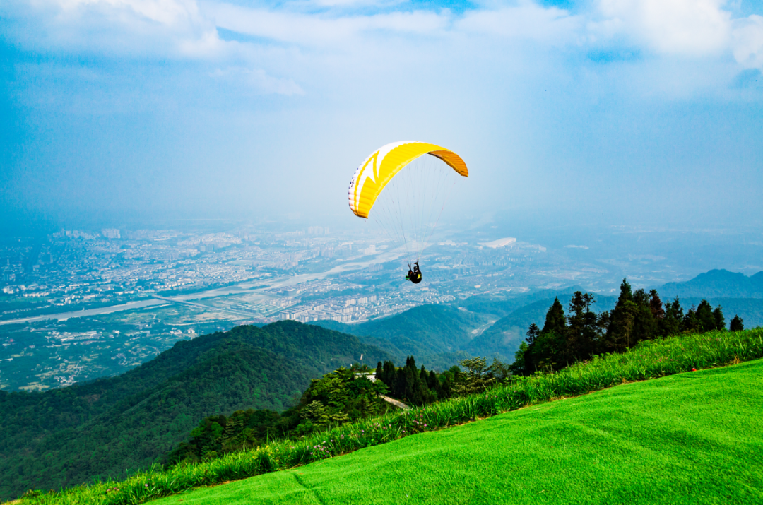 成都市都江堰市云华山上,市民在优美的环境中体验滑翔伞.摄影/韦洪涛