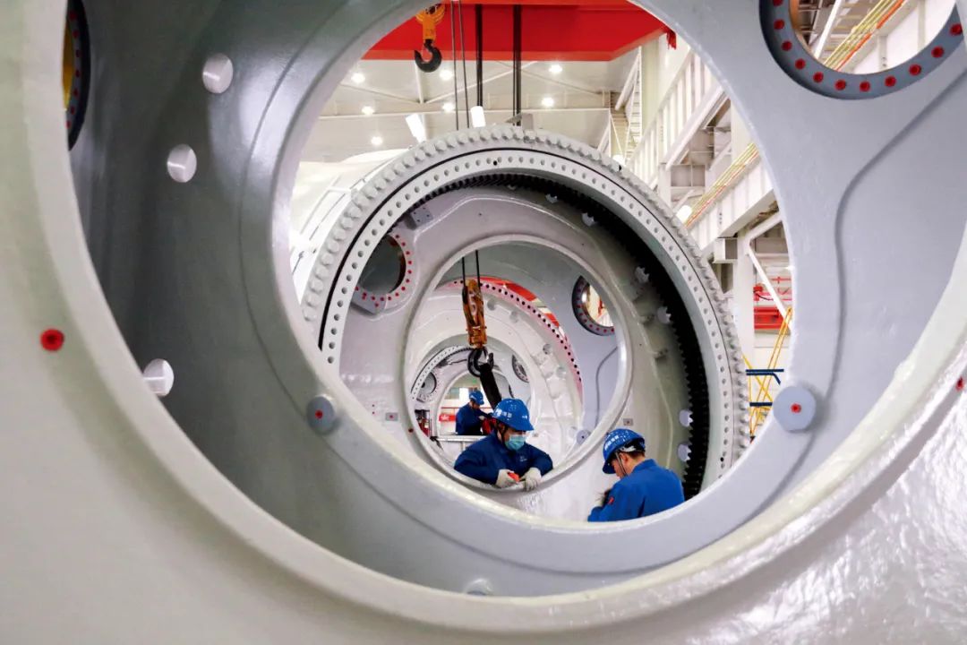 2022年2月17日,甘肃酒泉市一家风电设备公司的生产车间,工人在装配风