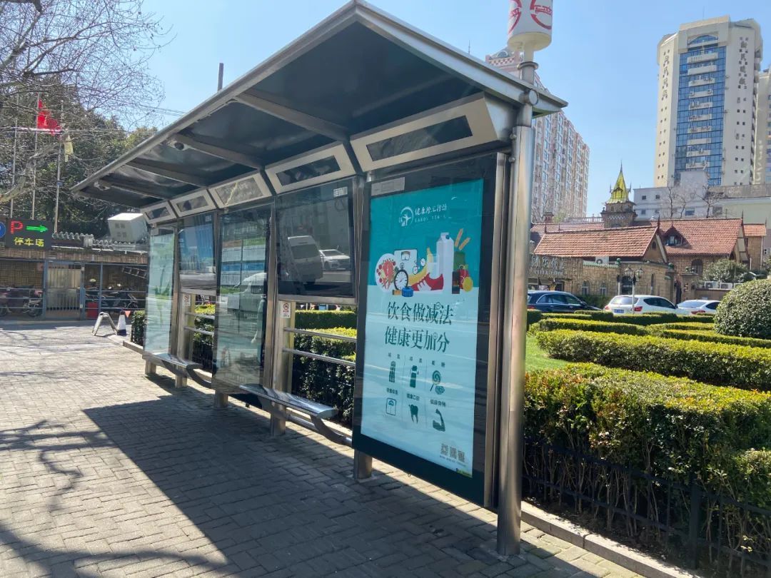 老伯在公交站台吸烟,不听劝告还打人!结果.|上海市_新浪财经_新浪网