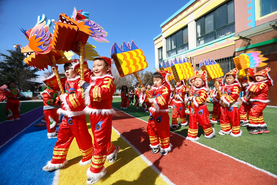 3月3日，山东省青岛市即墨区龙山中心幼儿园的小朋友们进行舞龙表演。梁孝鹏 摄